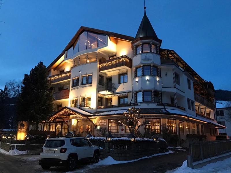 Hotel Villa Monica Toblach Exteriör bild